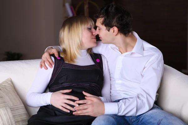 Genç Hamile Eşi Birlikte Evde Kocası — Stok fotoğraf