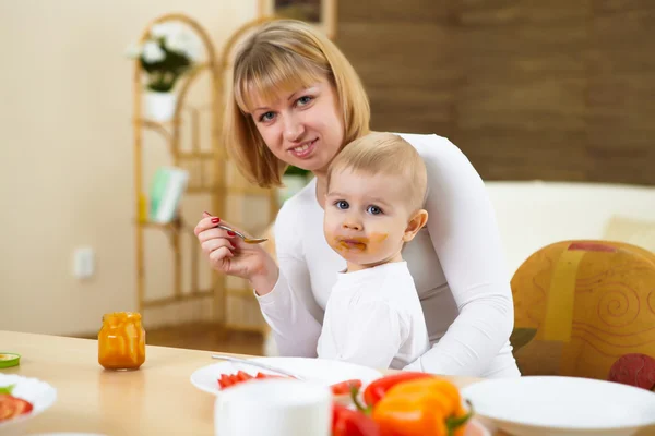 Mãe alimentando seu filho em casa — Fotografia de Stock