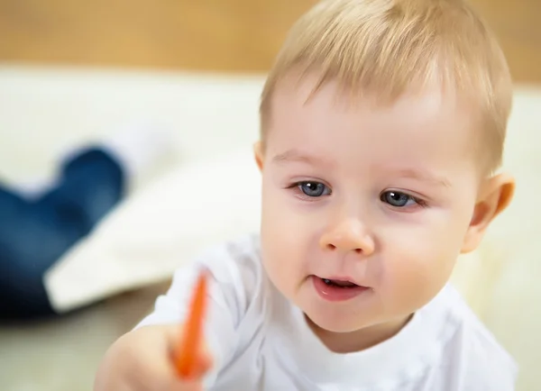 Malý chlapec kreslení s barevné tužky — Stock fotografie