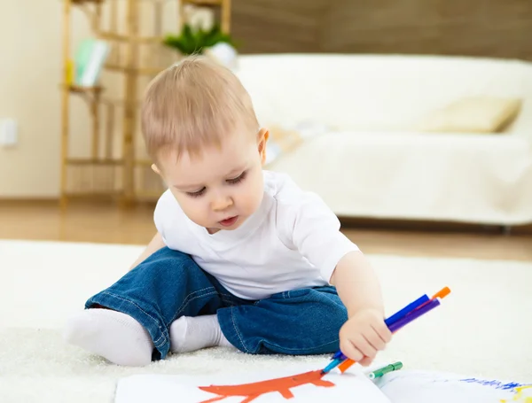 Kleiner Junge Zeichnet Mit Farbstift Und Sitzt Hause Auf Dem — Stockfoto