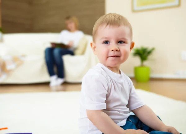 Kleine jongen spelen op de verdieping thuis — Stockfoto