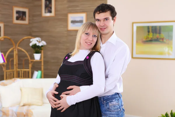 妊娠中の妻と彼女の夫を自宅で — ストック写真