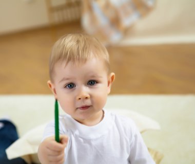 renkli kalemle çizim ve evde katta oturan küçük çocuk