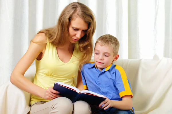 一个小男孩与他的母亲在家里一起学习 — 图库照片