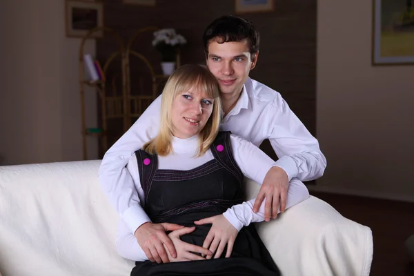 Femme enceinte et son mari à la maison — Photo