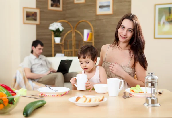 Familia Joven Casa Comiendo Con Bebé —  Fotos de Stock