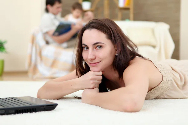 Jonge Vrouw Werkt Aan Een Laptop Thuis — Stockfoto