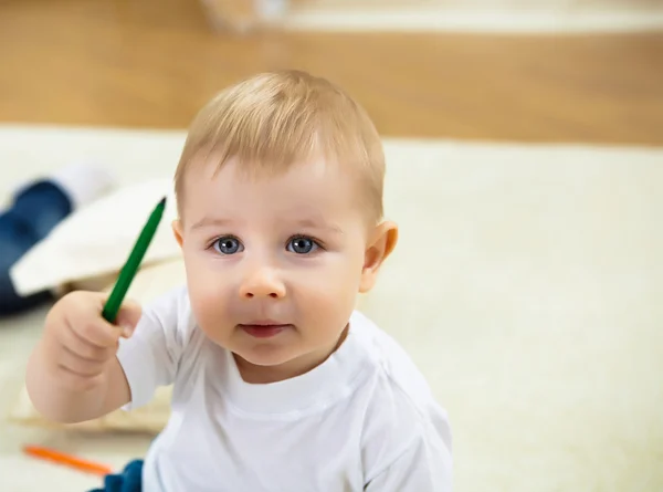 Маленький Мальчик Рисует Цветным Карандашом Сидит Дома Полу — стоковое фото