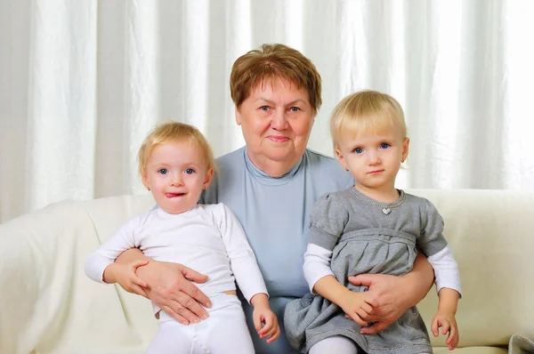 두 쌍둥이 자매를 그들의 할머니와 함께 — 스톡 사진