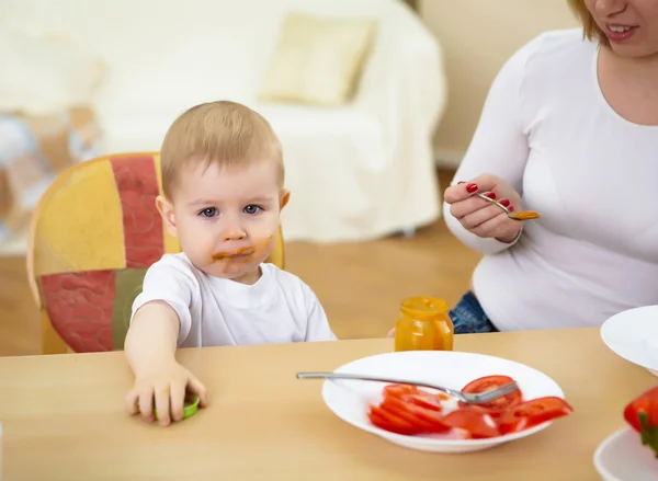 Yemek olan küçük çocuk — Stok fotoğraf