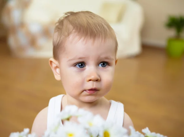 Een Kleine Jongen Met Witte Bloemen Thuis — Stockfoto