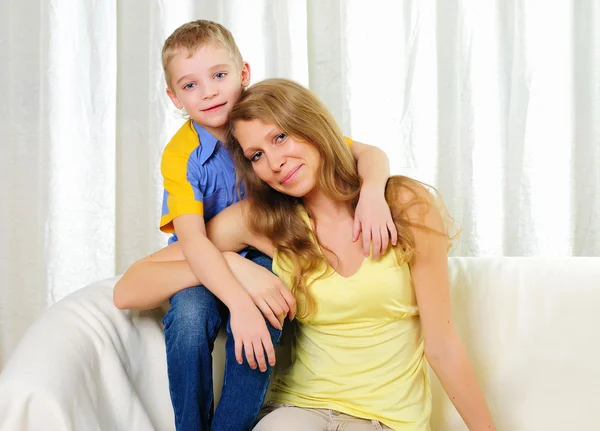 Giovane madre con un figlio — Foto Stock