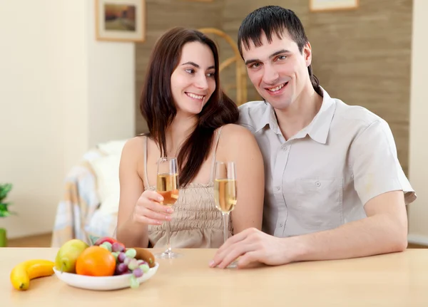 Jovem casal em casa tendo refeição — Fotografia de Stock