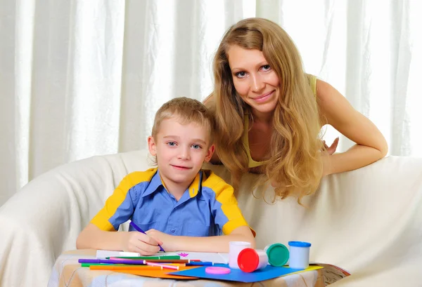 自宅で一緒に勉強して彼の母と小さな男の子 — ストック写真