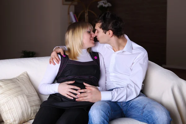 Genç Hamile Eşi Birlikte Evde Kocası — Stok fotoğraf