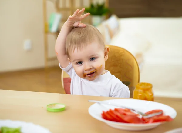 Pequeño Bebé Casa Sentado Mesa Comiendo —  Fotos de Stock