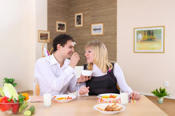 Jeune Couple Amoureux Maison Manger Ensemble Amuser — Photo