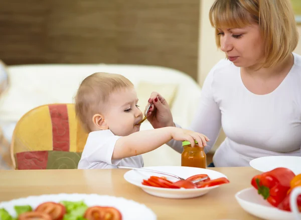 Küçük Bebek Evde Masada Oturma Yemek Olan — Stok fotoğraf