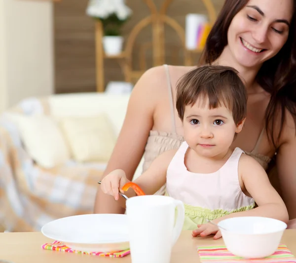 Evde Bir Bebekle Yemek Yiyen Genç Bir Aile — Stok fotoğraf