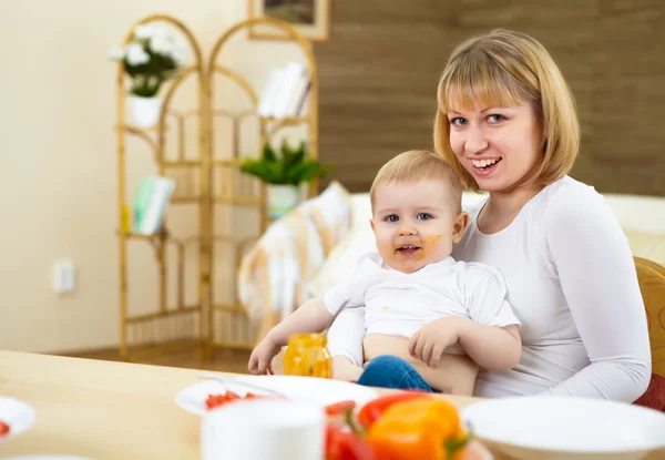 Mother feeding her little son at home — Stock Photo, Image