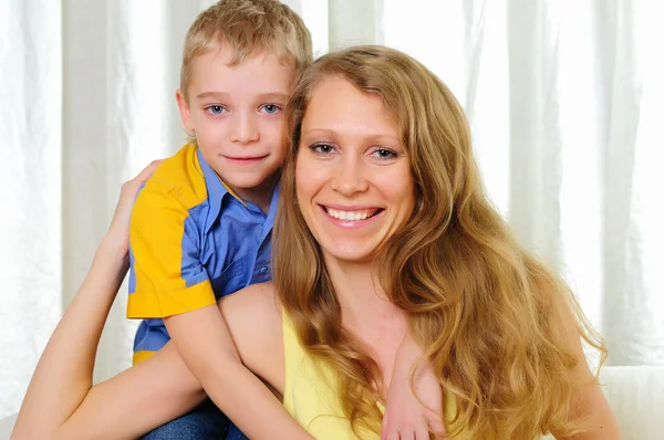 Een Kleine Jongen Met Zijn Moeder Thuis Samen Studeren — Stockfoto