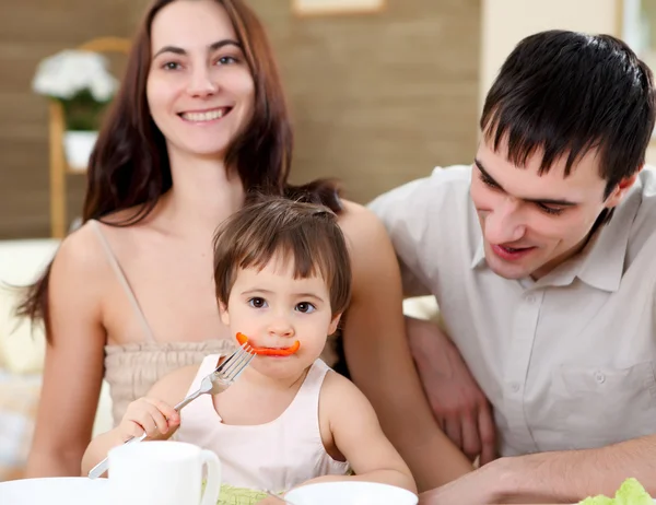 Ung Familj Hemma Som Äter Tillsammans Med Ett Barn — Stockfoto