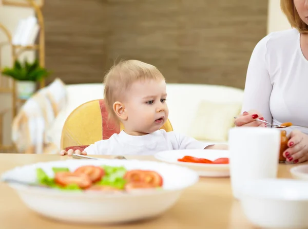 Kleine jongen maaltijd — Stockfoto