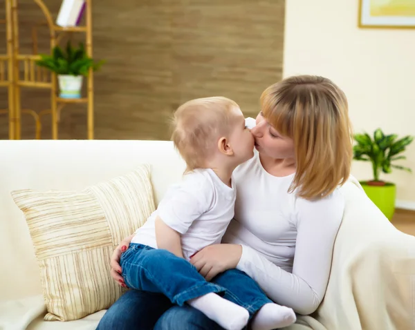 Liten pojke och hans mamma på hem tillsammans — Stockfoto