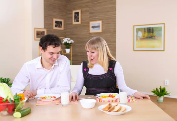 Junges Verliebtes Paar Hause Gemeinsam Essen Und Spaß Haben — Stockfoto