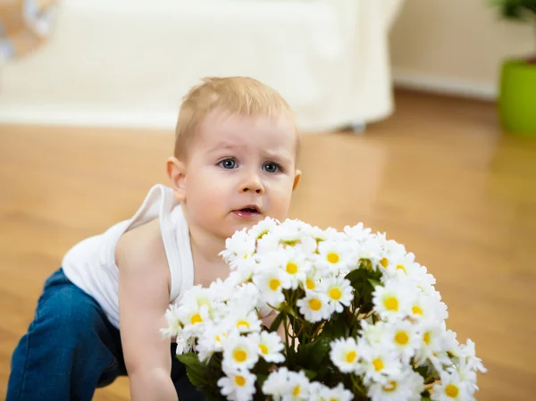 Ένα Μικρό Αγόρι Άσπρα Λουλούδια Στο Σπίτι — Φωτογραφία Αρχείου
