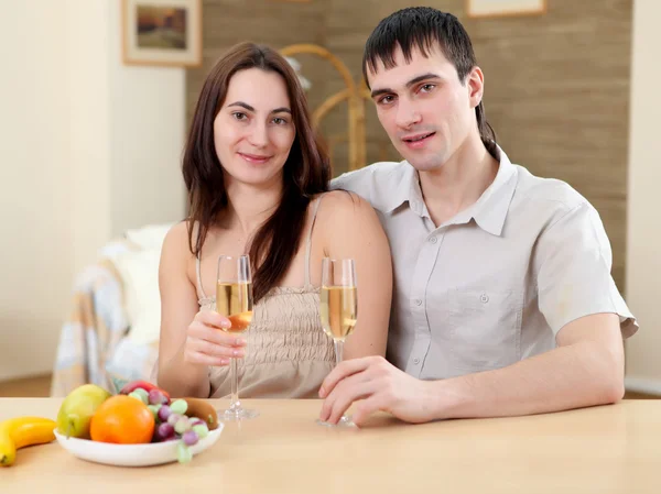 Jong Paar Liefde Thuis Samen Eten Plezier — Stockfoto