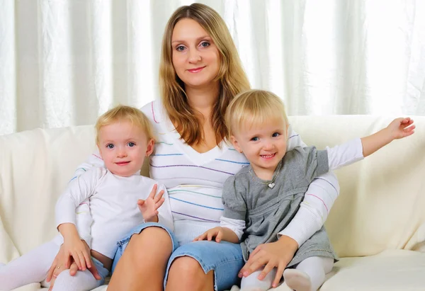 Young Mother Her Two Twin Daughters Sitting Sofa — Stock Photo, Image