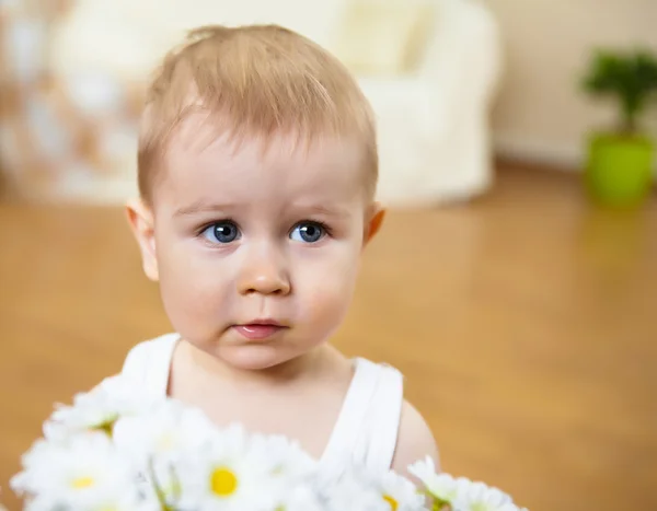 Niño pequeño con flores —  Fotos de Stock