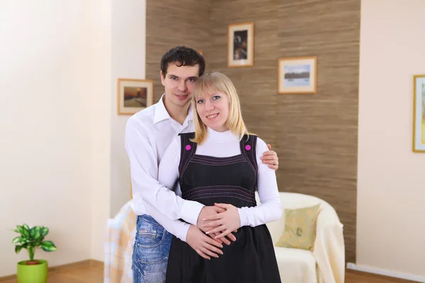 Jonge Zwangere Vrouw Haar Echtgenoot Thuis Samen — Stockfoto
