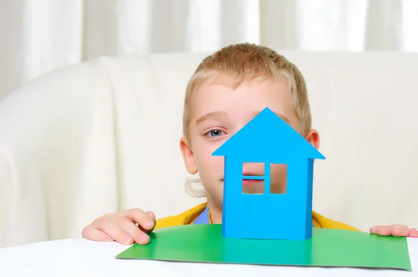 Ein Junge im Studio spielt mit einem Haus — Stockfoto