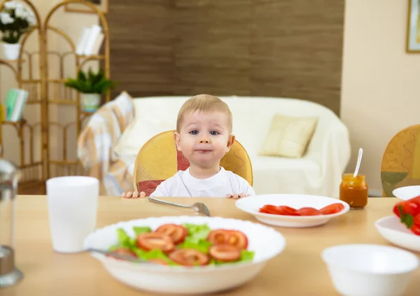 Μικρό αγόρι, έχοντας το γεύμα — Φωτογραφία Αρχείου