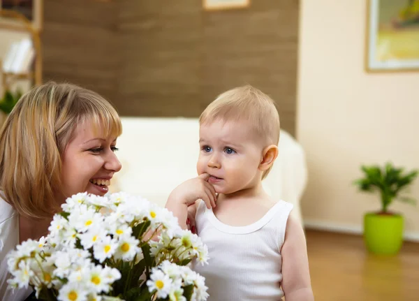 Ένα Μικρό Αγόρι Και Μητέρα Που Παίζει Άσπρα Λουλούδια — Φωτογραφία Αρχείου