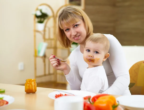 自宅で母親は赤ちゃんと一緒に食事 — ストック写真