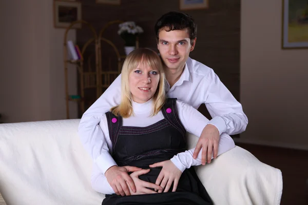 Беременная жена и ее муж дома — стоковое фото