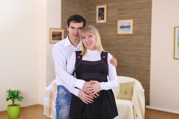 Těhotná žena a její manžel doma — Stock fotografie
