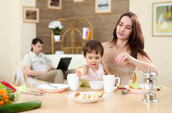 Fiatal család otthon birtoklás étkezés — Stock Fotó