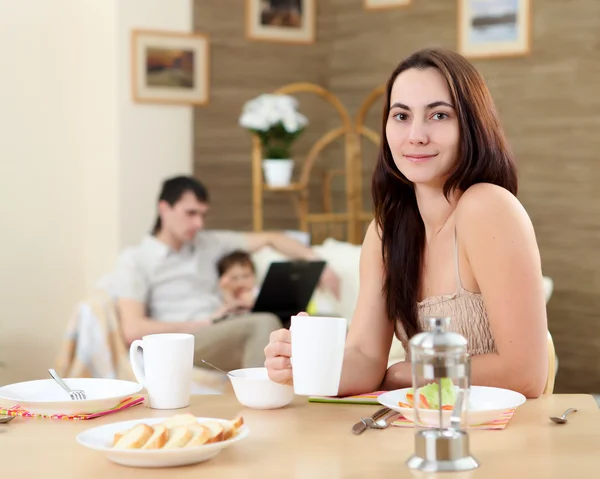 若い母親は自宅で食事 — ストック写真