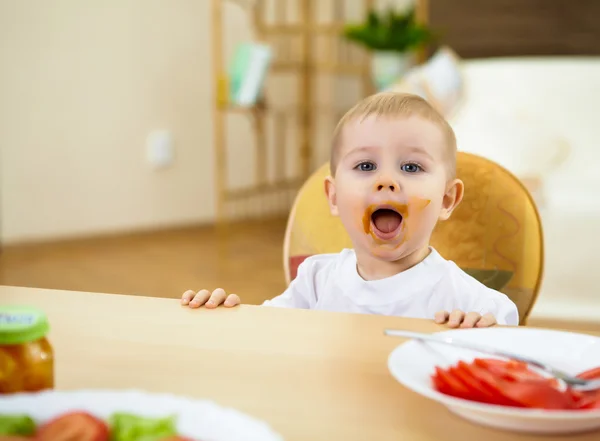 Niño comiendo. —  Fotos de Stock