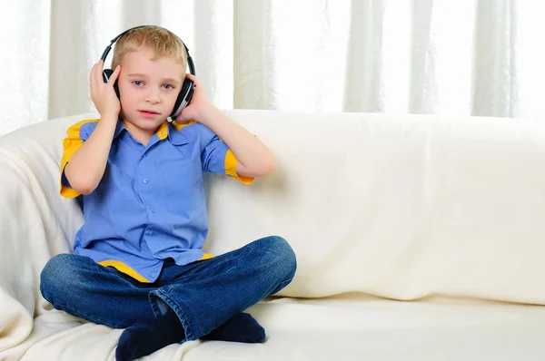 Un chico en el estudio con auriculares — Foto de Stock
