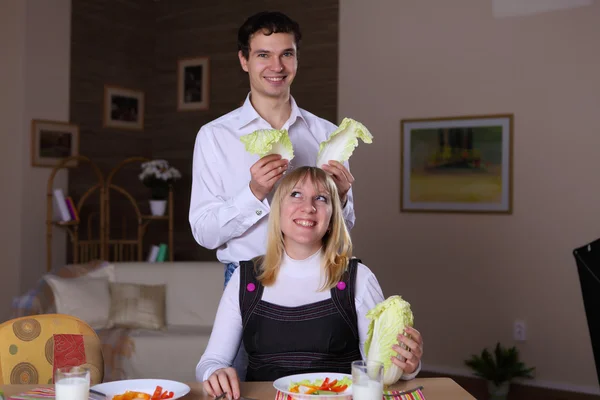Mladý pár v kuchyni — Stock fotografie