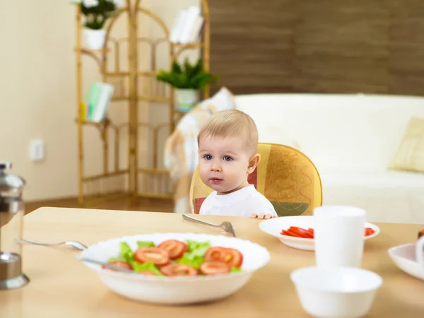 Petit Bébé Maison Assis Table Prenant Repas — Photo