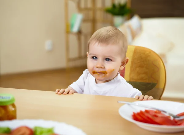 自宅の小さな赤ちゃんのテーブルに座ってと食事 — ストック写真