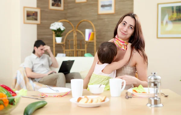 与婴儿一起在家里吃饭的年轻家庭 — 图库照片