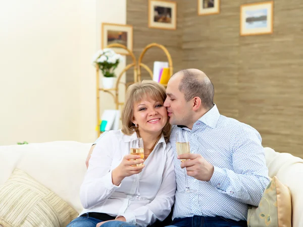 Karı Koca Evde Chamagne Gözlüklü Bir Şey Kutluyor — Stok fotoğraf