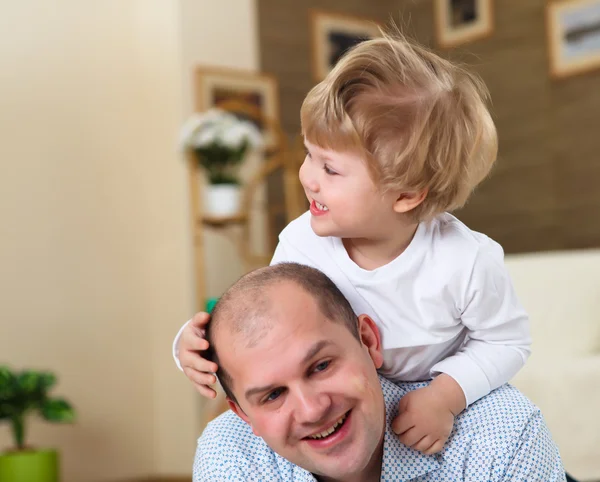 Kleine Jongen Zijn Vader Samenspelen Thuis Verdieping — Stockfoto